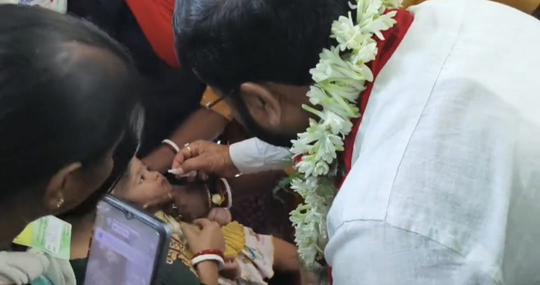 শিশুদের পালস পোলিও খাওয়ালেন খোদ বিধায়ক....