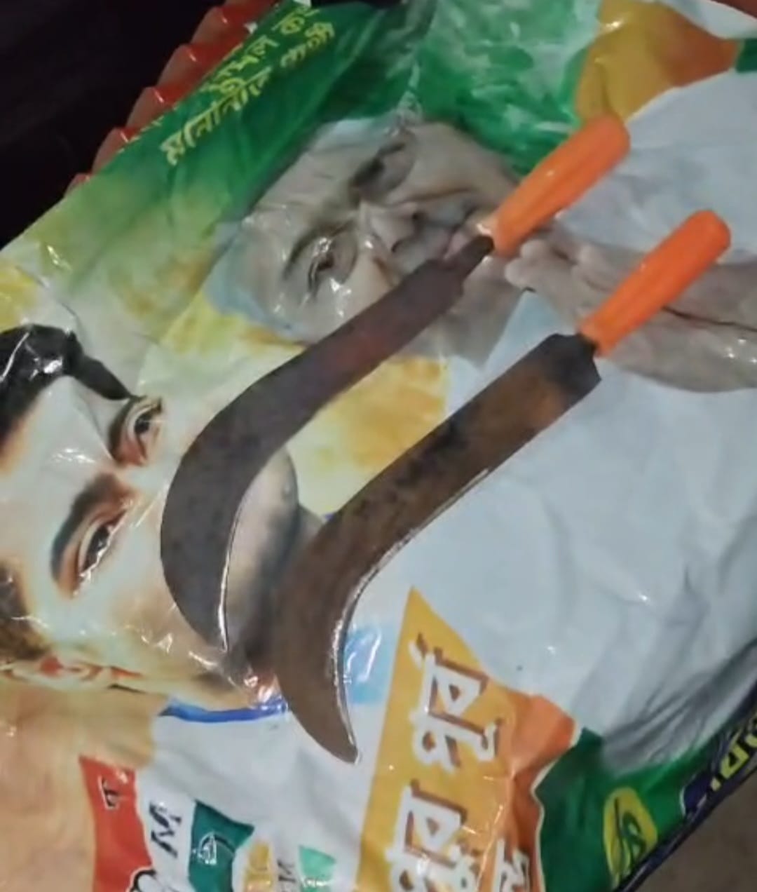 কাঁকসায় তৃণমূলের প্রাক্তন পঞ্চায়েত সমিতির সদস্যের গোডাউনে মজুদ ধারালো অস্ত্র
