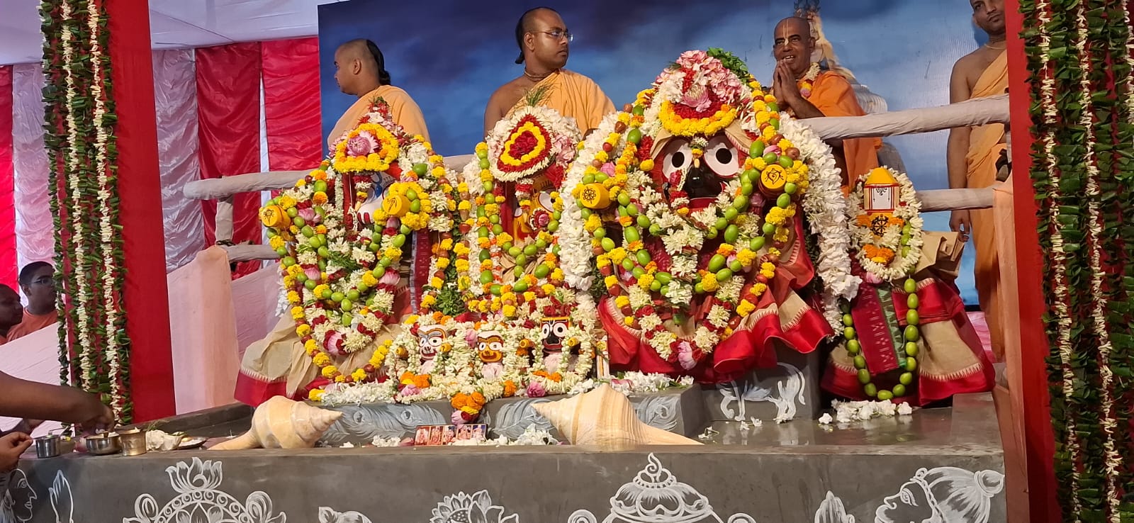 দুর্গাপুরে ইসকনের স্নানযাত্রা মহোৎসব, ভক্তদের ঢল মন্দির প্রাঙ্গণে