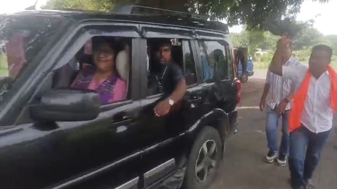 তৃণমূল নেত্রী দোলা সেনকে কালো পতাকা দেখানো নিয়ে দুর্গাপুরে প্রকাশ্য রাস্তায় তৃণমূল ও বিজেপি কর্মীদের একে অপরের বিরুদ্ধে চোর চোর স্লোগান