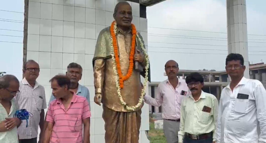 ঢাকঢোল পিটিয়ে ডা: বিধান চন্দ্র রায়ের পুর্নাবয়ব বদানো হলেও  তা নষ্ট হচ্ছে রক্ষণাবেক্ষণের অভাবে