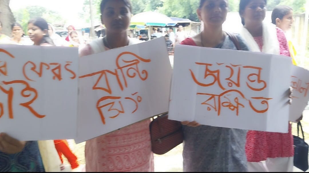চাকরির নামে প্রতারণার অভিযোগ তুলে তৃণমূল শ্রমিক সংগঠনের কার্যালয়ে ভাঙচুর