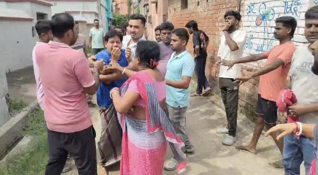 তৃণমূল শ্রমিক সংগঠনের কার্যালয়ে আড়াইশো সরকারি ত্রিপল, বেরোলো সরকারি মাছের খাবার ও ব্লিচিং, তৃণমূল নেতার কপালে ডিম ফাটালো, উত্তেজনা গোপালপুরে