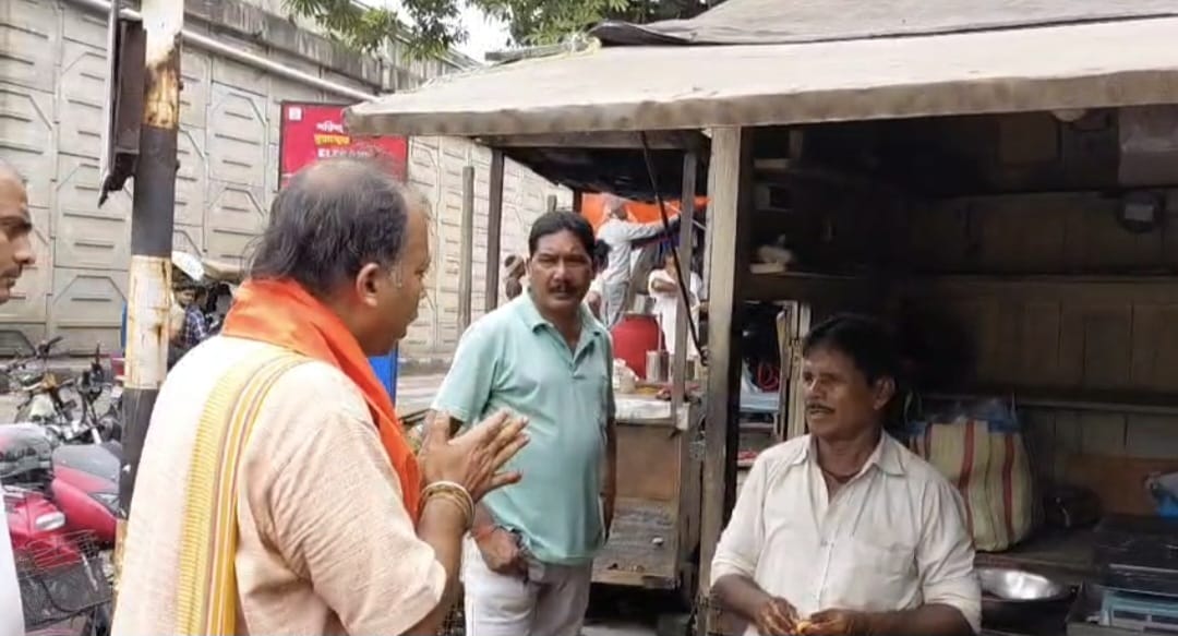 হালাল না ঝটকা? বোর্ড টাঙানোর দাবিতে বেনাচিতি বাজারে হিন্দু জাগরণ মঞ্চের অভিযান, দোকানদারদের কাছে আবেদন...