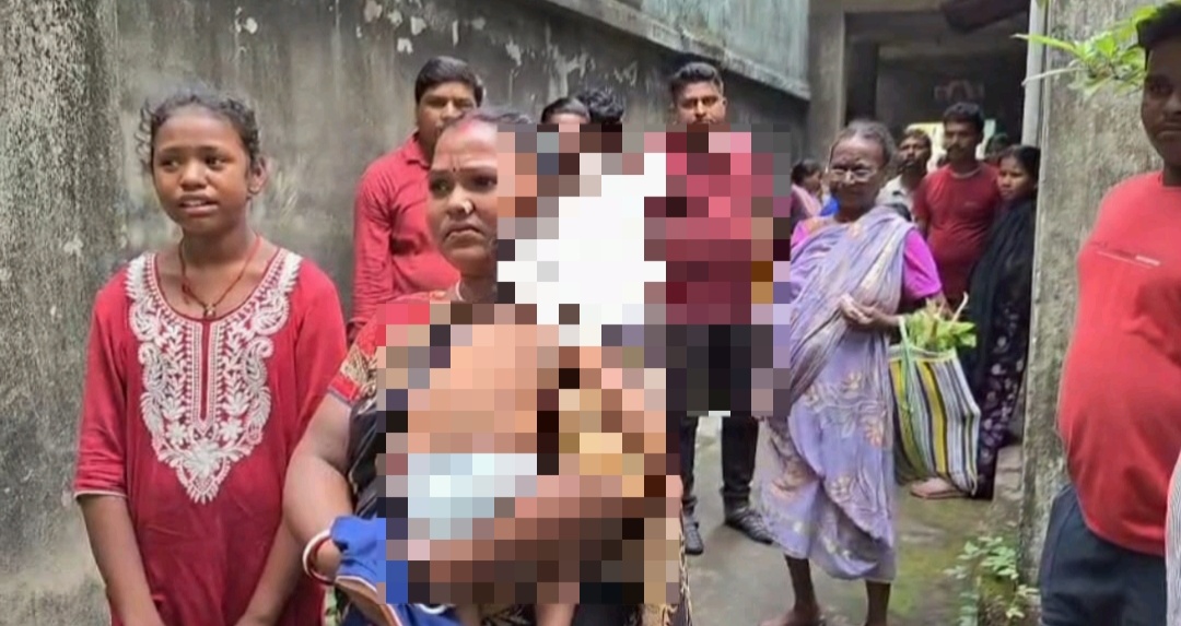বাড়িতে অনাগত অতিথিকে ঘিরে চাঞ্চল্য দুর্গাপুরে