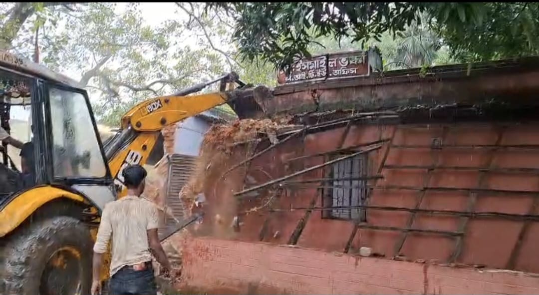 সরকারি নির্দেশিকা মেনে দুর্গাপুরের আড্ডার জমিতে একের পর এক শ্রমিক সংগঠনের কার্য্যালয়ে চলল  বুলডোজার