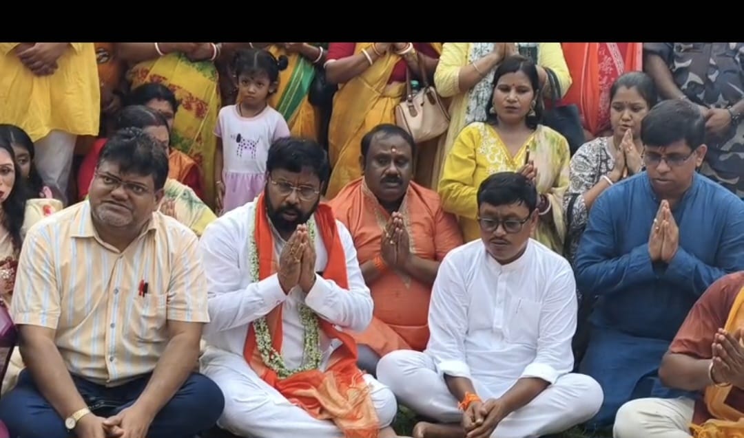 ""মায়ের কোলে একটি গাছ""-  বন মন্ত্রীর আবেদন গাছ লাগানোর জন্য