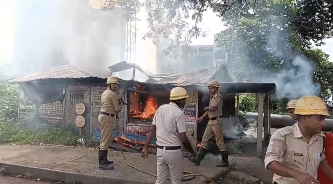 দুর্গাপুরে কচুরি ভাজতে গিয়ে পুড়ে ছাই দোকান,ক্ষতি লক্ষাধিক টাকার সামগ্রী