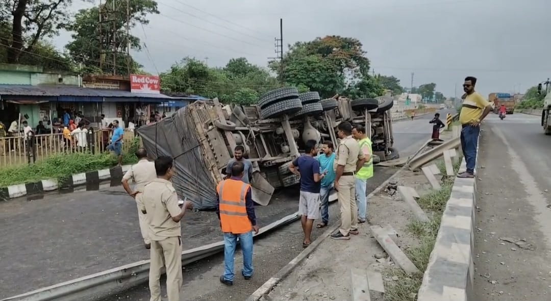 কাঁকসার রাজবাঁধে রিফাইন তেল বোঝাই ট্রাক উলটে বিপত্তি, আহত দুই
