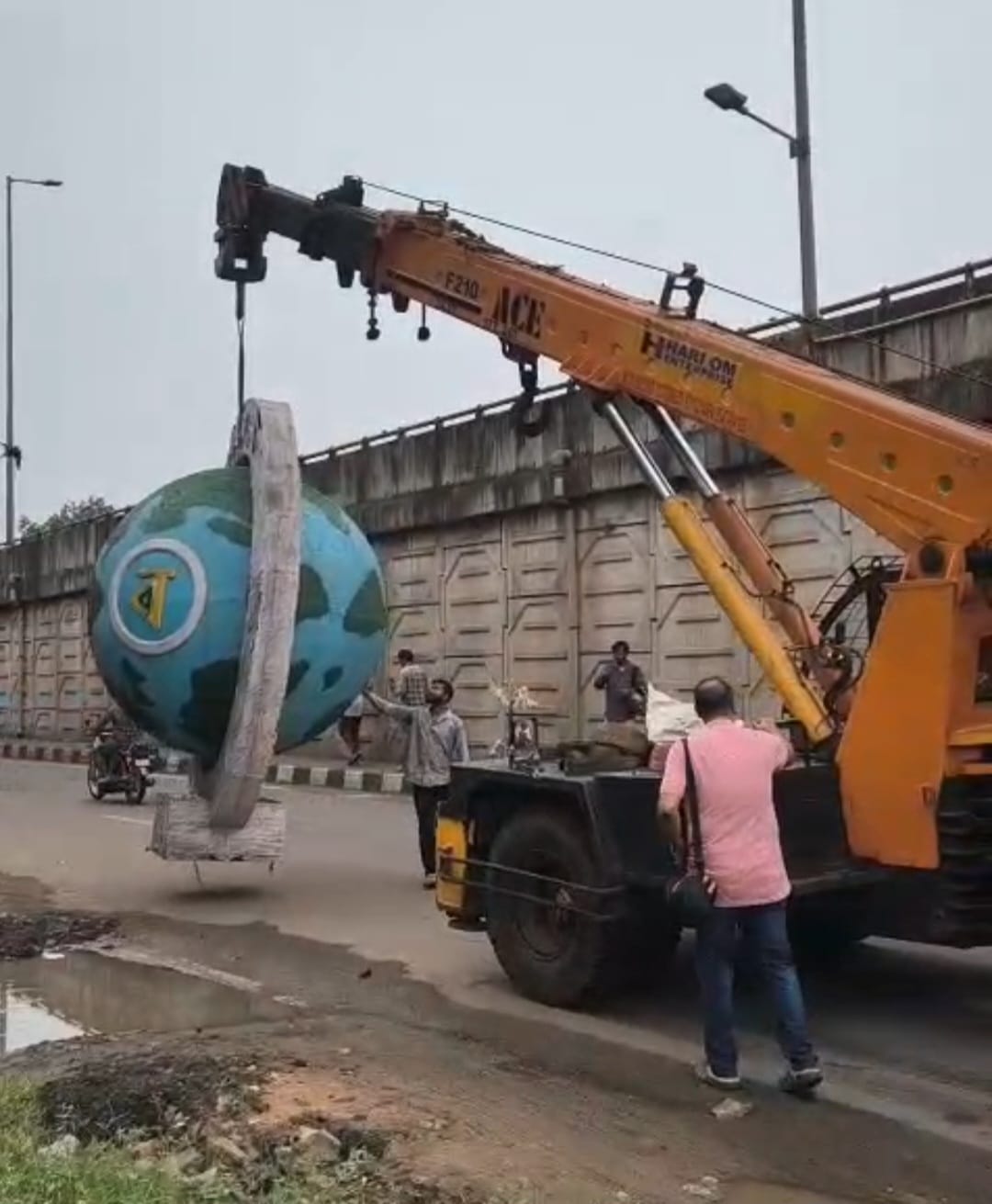 দুর্গাপুরের সিটিসেন্টারের ডিএমসি মোড়ে বিশ্ববাঙলা লোগো উপড়ে ফেলল বুলডোজার