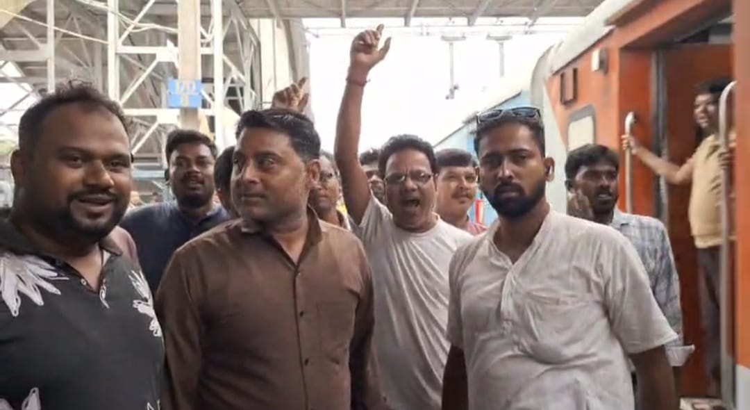 দুর্গাপুরে বিজেপির নেতা-কর্মীদের ""গান্ধীগিরি"", স্টেশনে তৃণমূল কর্মীদের জন্য জল-বিস্কুট নিয়ে অপেক্ষা