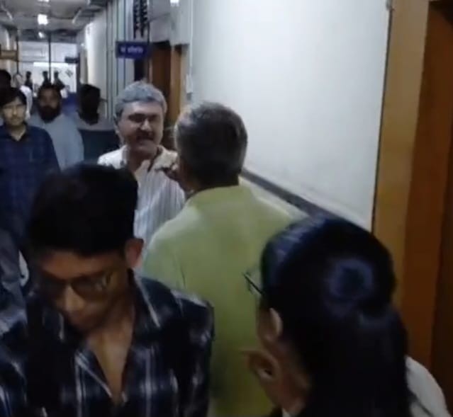 দুর্গাপুর নগর নিগমের সরকারি কর্মীর "দাদাগিরি"",নিন্দার ঝড় শহর জুড়ে
