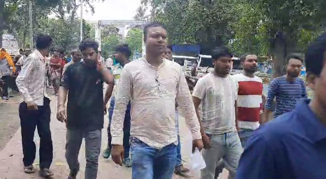 অন্নপূর্ণা যোজনার নথি জমা নিতে গিয়ে যুবতীর শ্লী**ল**তাহা*নির অভিযোগ..
