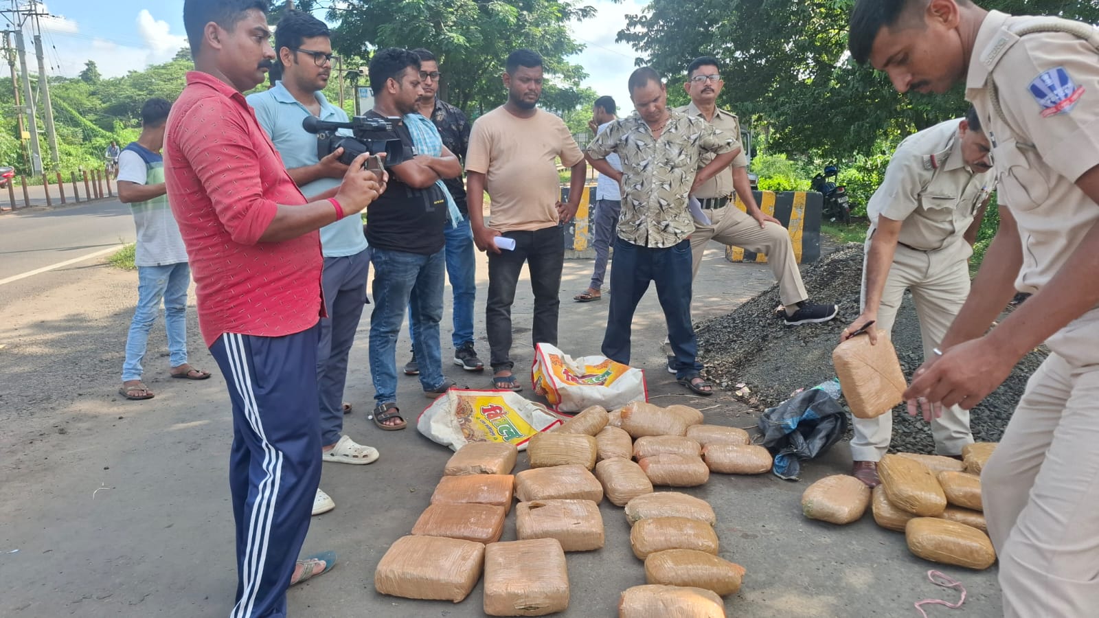 একসপ্তাহে জেলাজুড়ে বিপুল গাঁজা উদ্ধার :- আন্ত:রাজ্য সীমান্তে নজরদারি প্রশ্নের মুখে