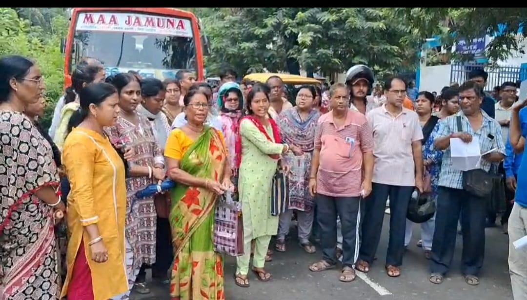 অন্নপূর্ণা যোজনার টাকা না পাওয়ার অভিযোগ, দুর্গাপুরে মহকুমা শাসক দপ্তরের সামনে পথ অবরোধ...