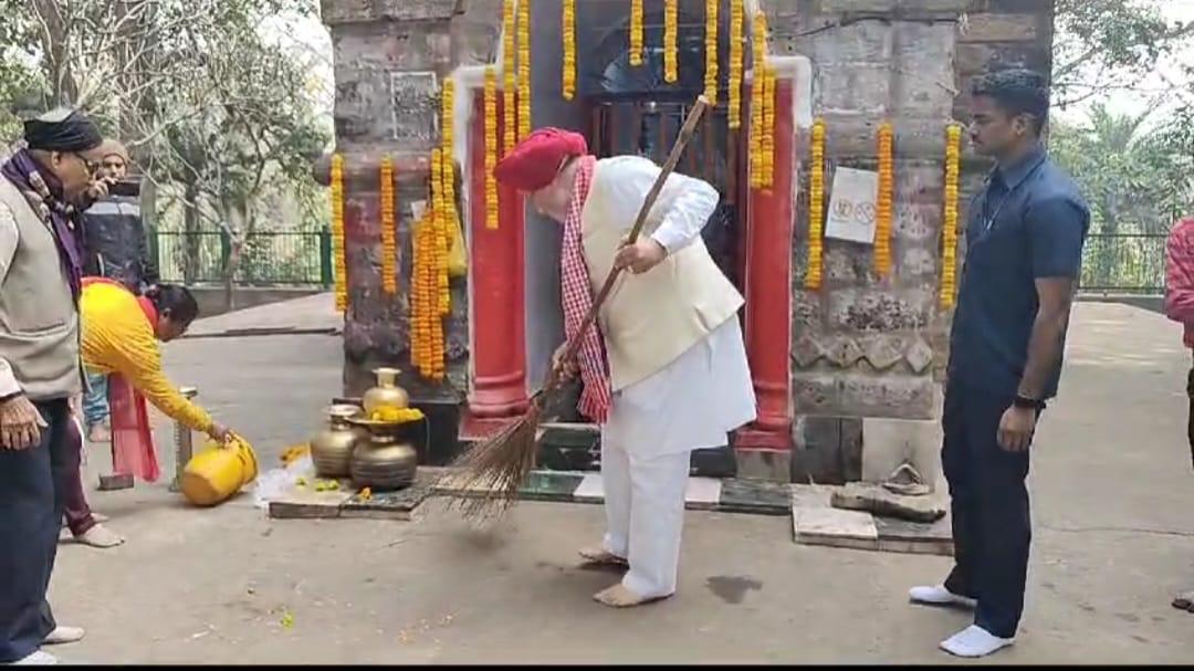 বিজেপি সাংসদ রামমন্দিরে রামের প্রাণ প্রতিষ্ঠার আজে দুর্গাপুরের সুপ্রাচীন মন্দির নিজে হাতে পরিচ্ছন্ন করে পুজাপাঠ করলেন